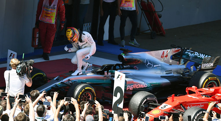 Photo of İspanya’da çekişmeli yarış Hamilton’ın