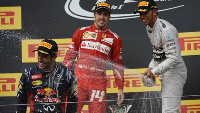Photo of 9 kez liderliğin el değiştirdiği yarışı Ricciardo kazandı